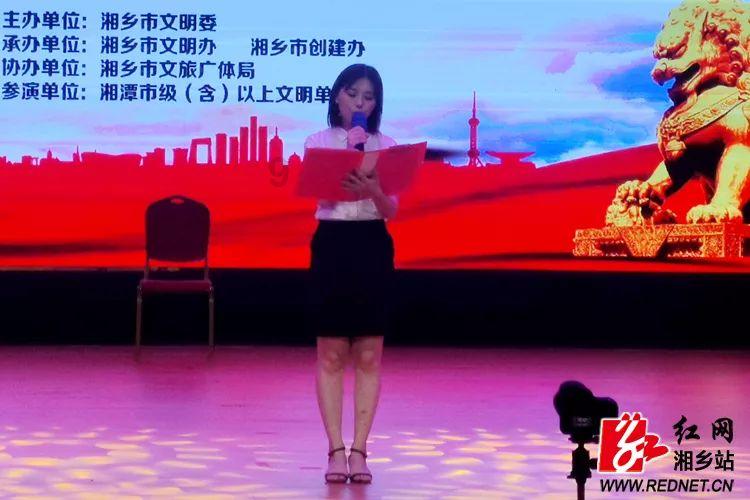 逃离黑与白的房间