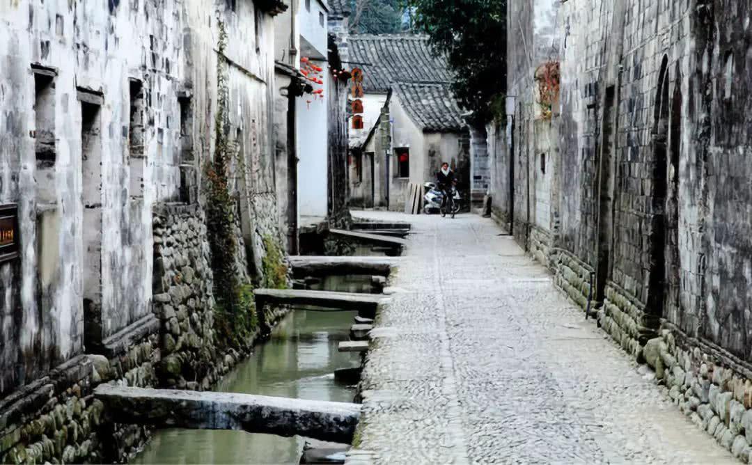 家长纳闷：“高马尾”在中学生里逐渐消失，低马尾鲶鱼头取而代之