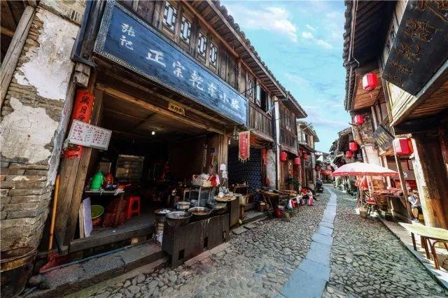 女人上了年纪,过年尽量少穿这3种衣服,土气显老不说,还掉档次